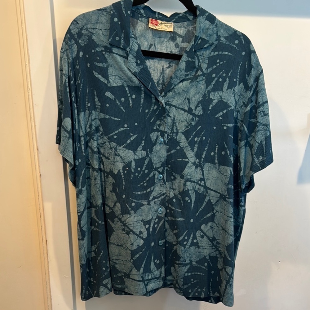 Hilo Hattie Blue Short Sleeve Button Down Shirt with Relaxed Fit